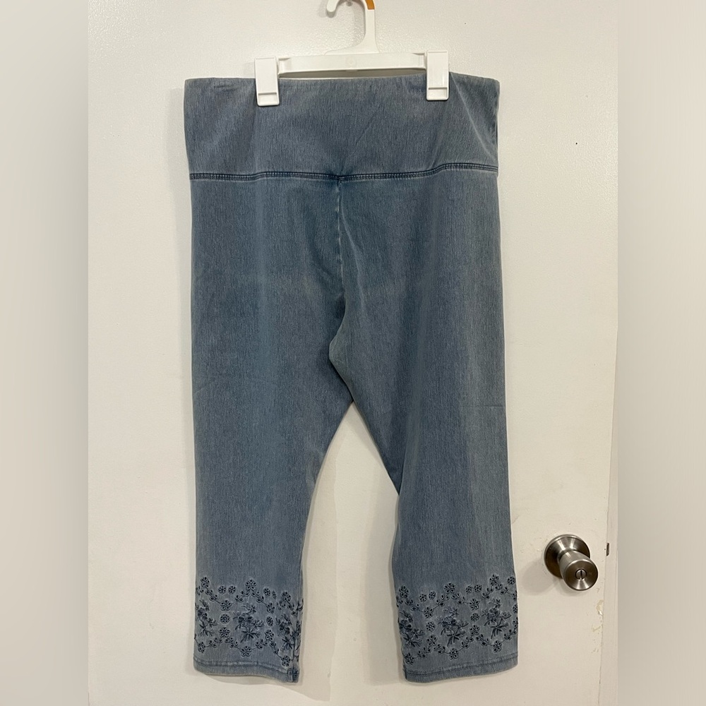 Khakis & Co brand tummy control capri leggings in light wash denim, size XL, new - Picture 5 of 6